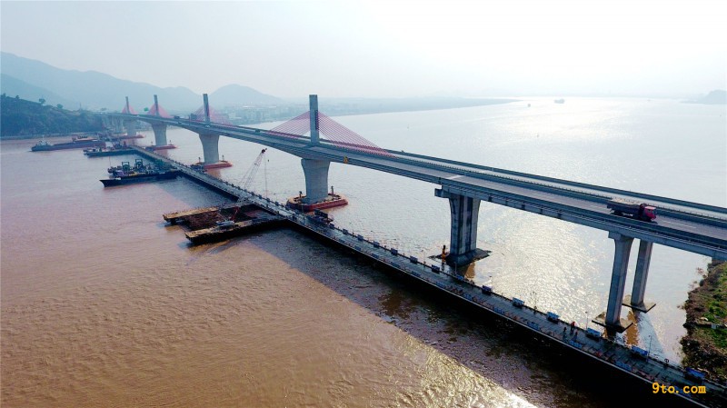 图3、标准化建设的灵江特大桥