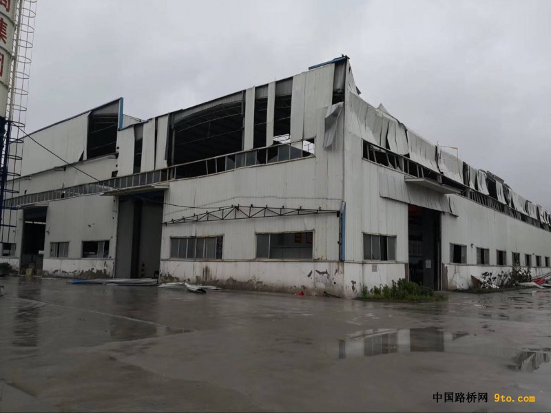 暴风雨过后的钢筋加工场