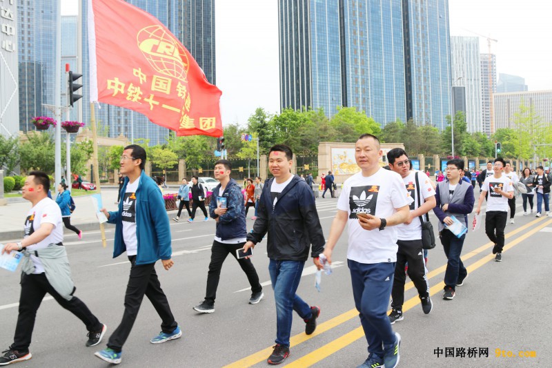 图3、跟随旗帜有序徒步行走