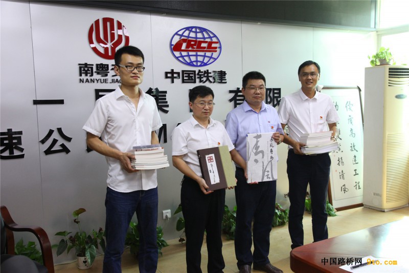 图7龙门县纪委为活动赠送廉政书籍