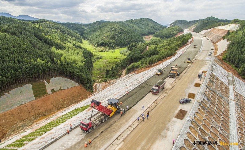 图为：北新路桥福建顺邵高速项目路面B1标水稳底基层摊铺现场 雒焕鼎 摄