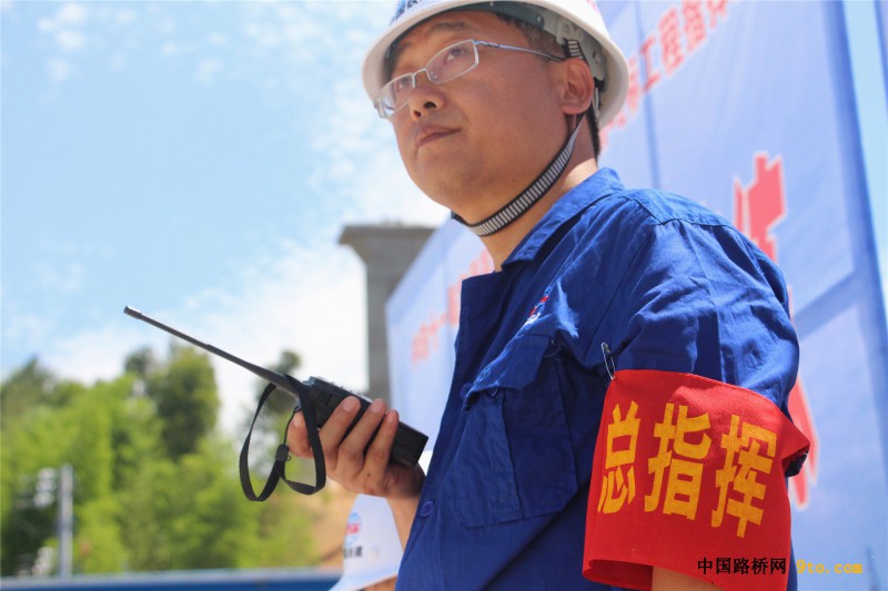 2、总指挥刘汉良指挥着演练现场