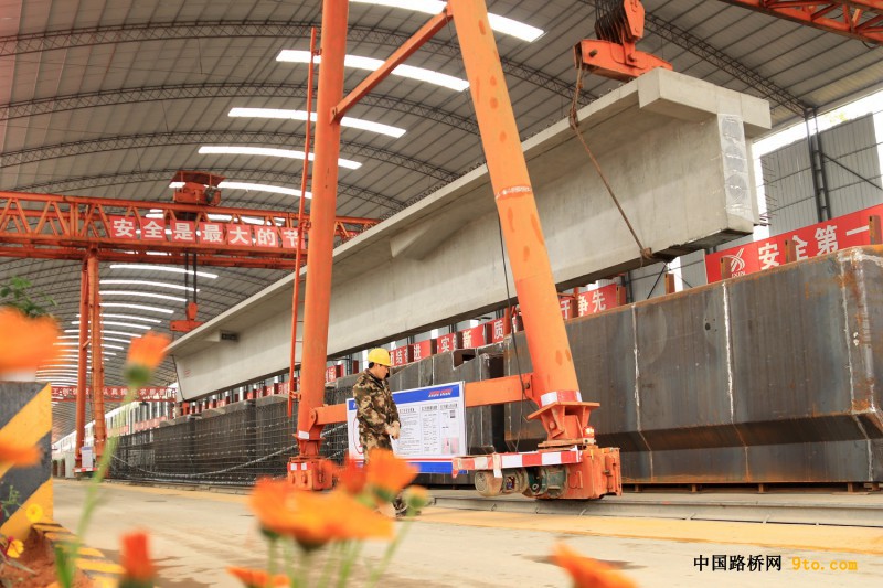北新路桥福建顺邵高速项目第三项目部预制梁场T梁吊运 