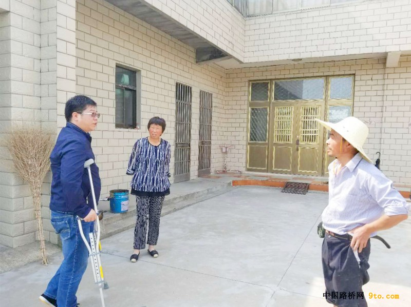 图2、白文中到村民家中走访