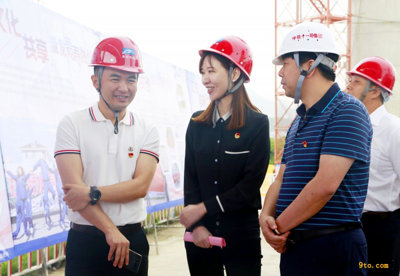 图8：中铁十一局二公司党委书记朱新文与浙江省交通投资集团团委书记何希琼交流基层团委建设