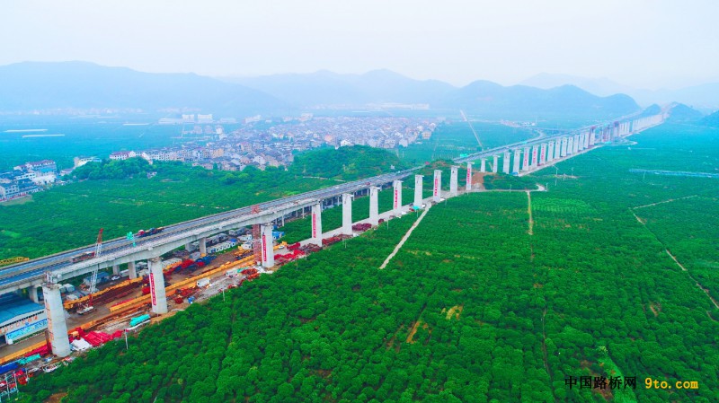 图10：灵江特大桥工程建设
