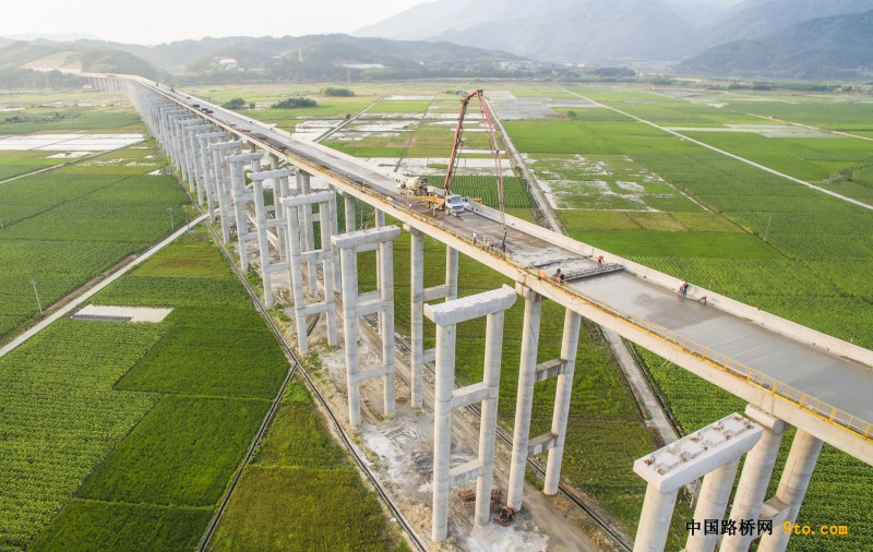 北新路桥福建顺邵高速项目河坊特大桥右幅路面铺装施工现场