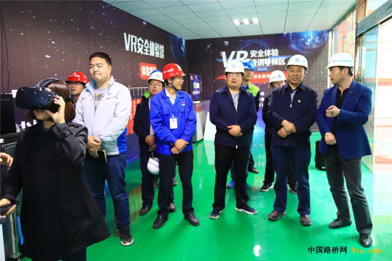图1、阿明仁（右二）、赵国宁（右一）参观VR体验馆