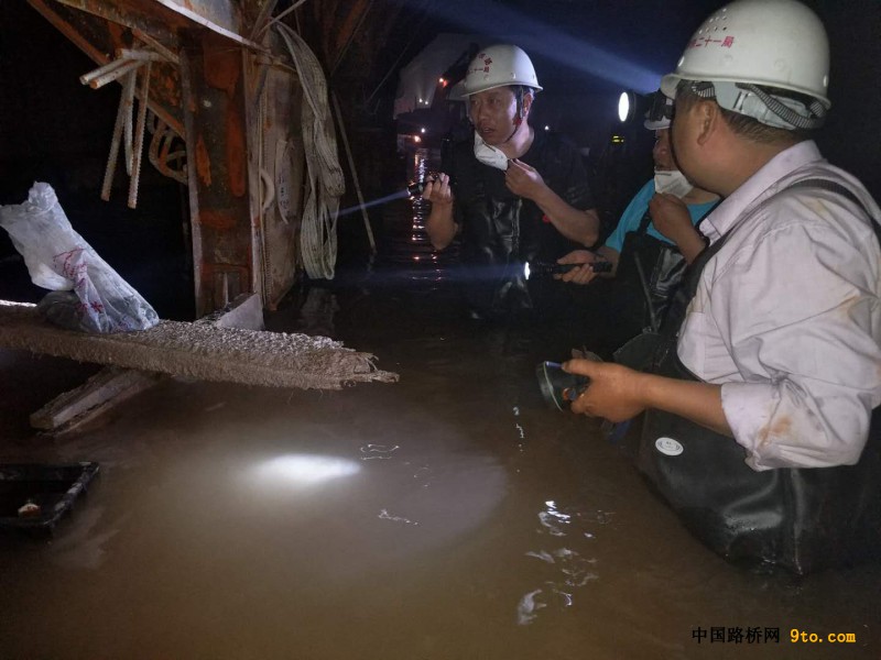 参建三公司总经理李光军亲自在洞内组织抢险