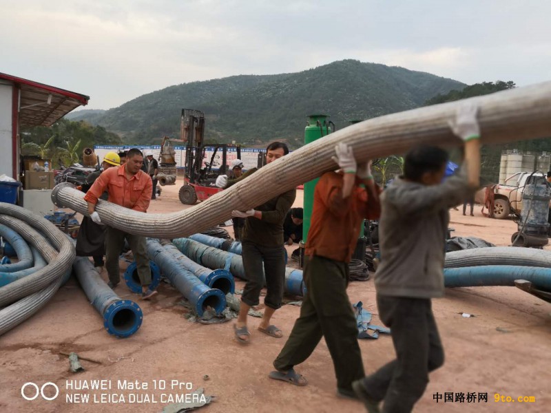 洞外正在抢运抽水管道