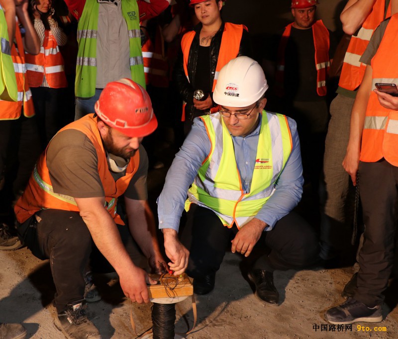 格鲁吉亚铁路业主和监理为隧道贯通起爆-汤少平摄