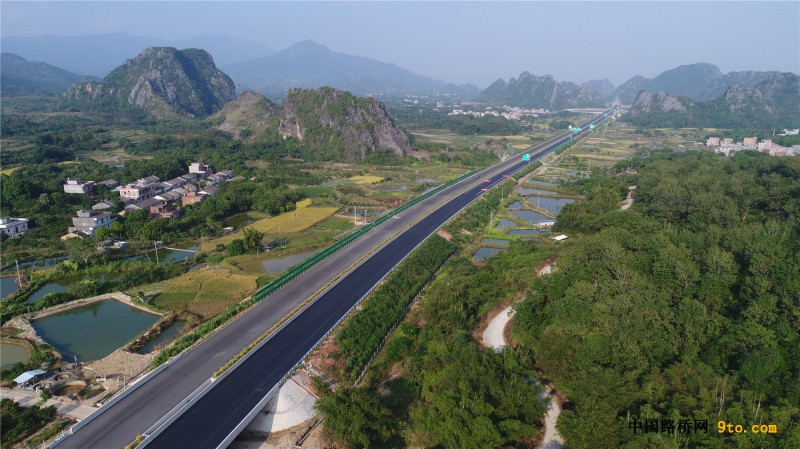 图9：基本成型的路面工程