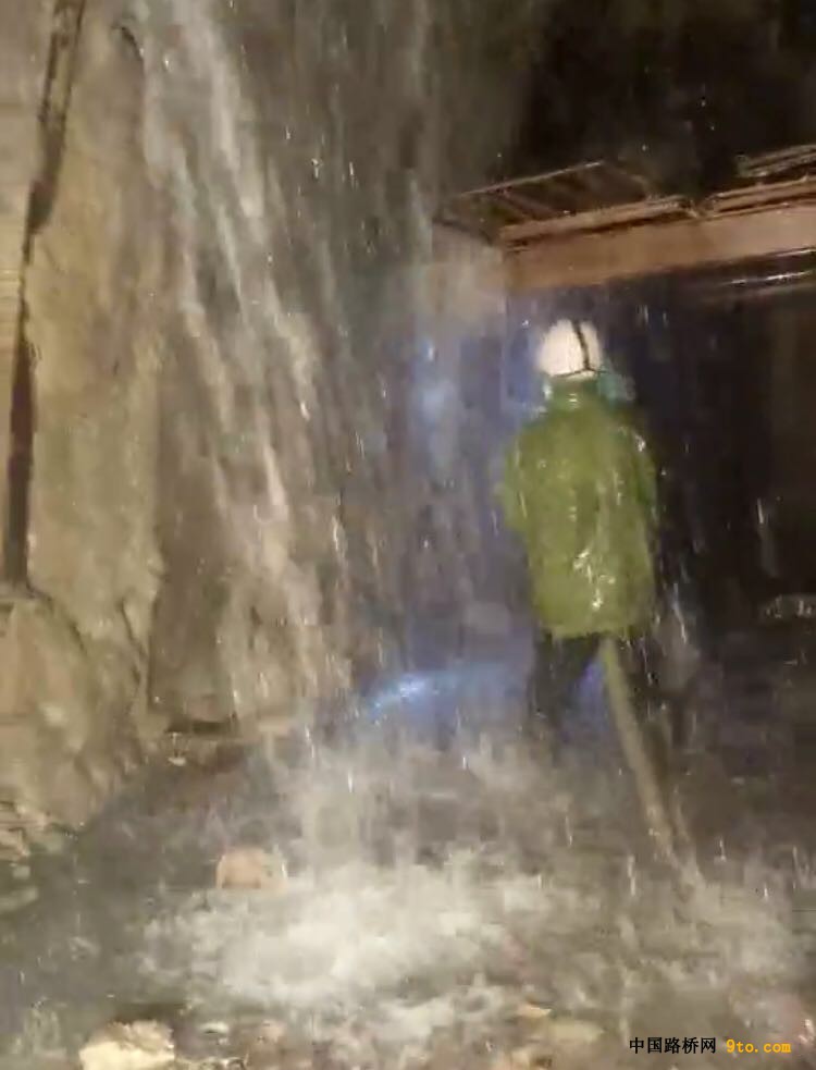 大金山隧道出口工人们顶着&ldquo;瀑布般&rdquo;的涌水正在打炮眼（2018.5.24）