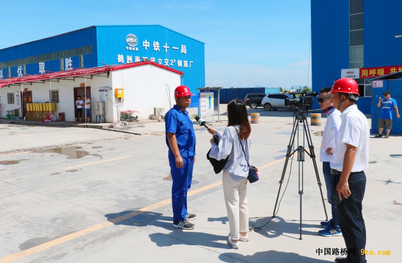 图4、项目专职副书记孙立海接受电视台采访3