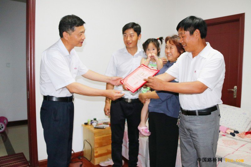 图1、项目书记熊亚平为杨平军送去荣誉证书