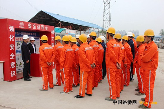 抓好班前安全讲评保安全、促进度