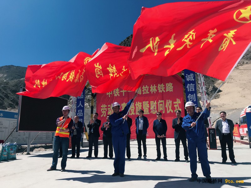 图4、红旗招展，干劲十足。（摄影：马劲松）