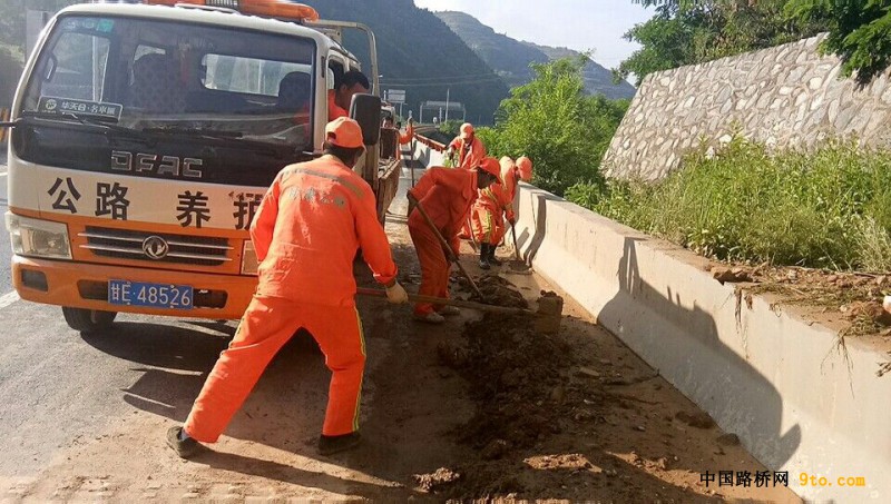 清理隧道口泥石流