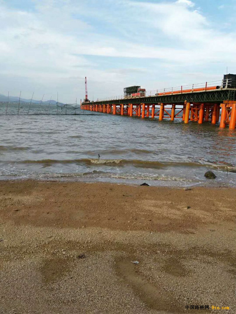 图2：夕阳下海中的栈桥