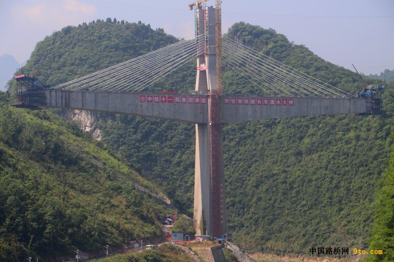 图1、建设中的全线控制性工程长湾澧水大桥（摄影：李艳敏）