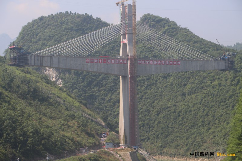 图1、长湾澧水大桥正面。（摄影：李艳敏）