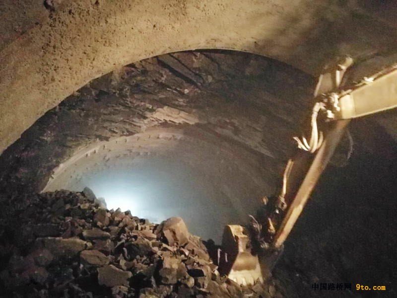 图2、新圆梁山隧道1号溶洞贯通