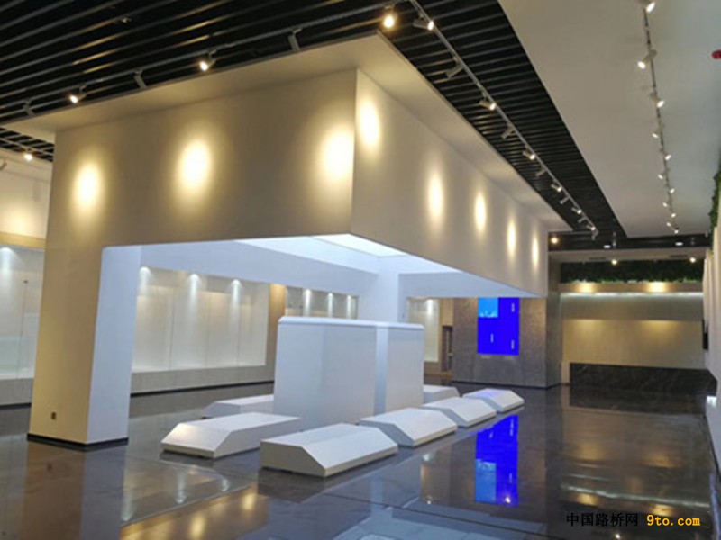 图4、昭鲁驿站骑行展示中心自行车展台实景，邱名摄。