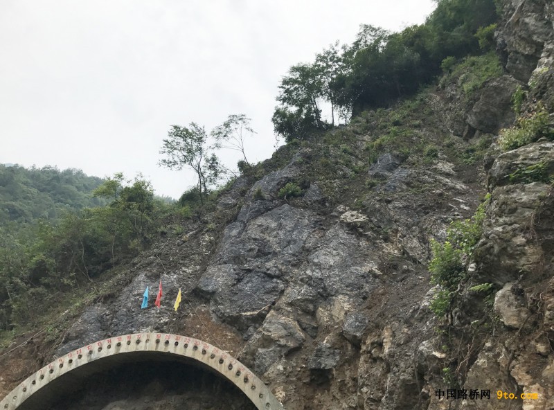 图6、隧道进口周边复杂的地质地貌