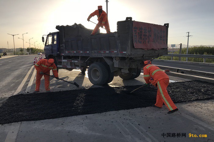 20180608雄关段进行修补油路2
