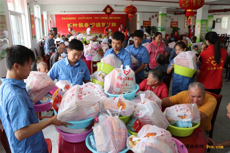 图5、为老人们送上慰问品