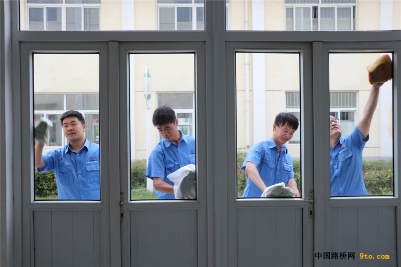 图6、志愿者帮忙擦窗户