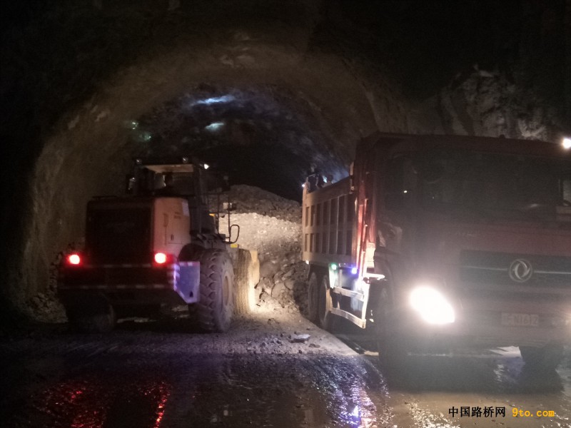 图4、现场繁忙的运渣车辆