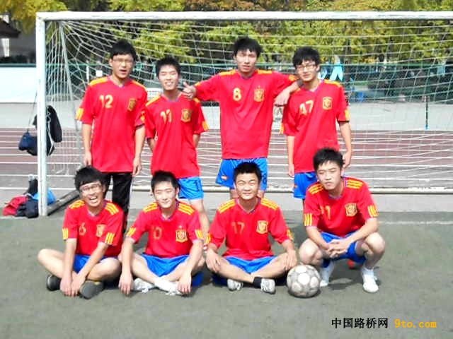 图一、十八岁的作者（后排左二）