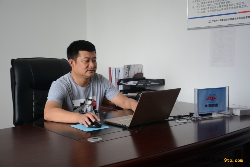图1、吴桂刚在办公