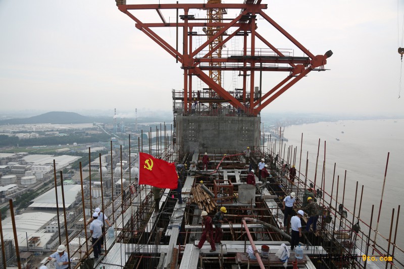 图2：上横梁第一次混凝土正在浇筑