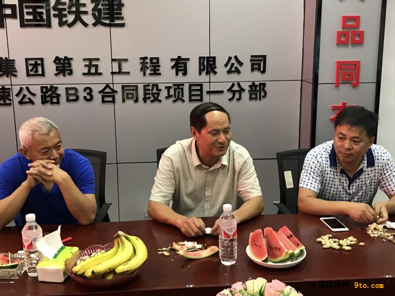图1、穆国彬（中）同志谈退休感言