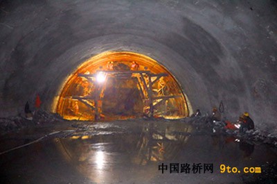 图二为姑会隧道施工现场