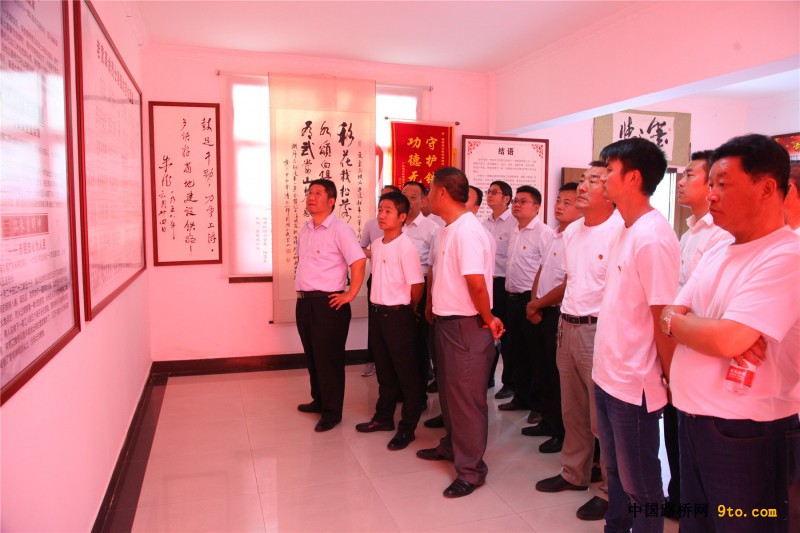 参加仪式人员参观纪念馆