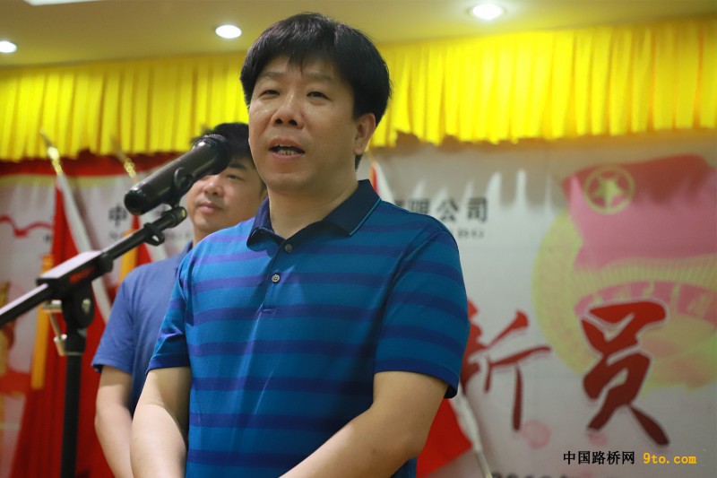 图5.公司党委书记朱新文以职场前辈身份与新员工交流