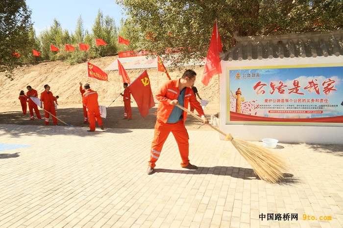 党员共同整治周边环境