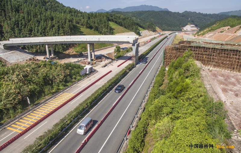 北新路桥福建顺邵高速项目张家际互通跨武邵高速施工狠抓安全