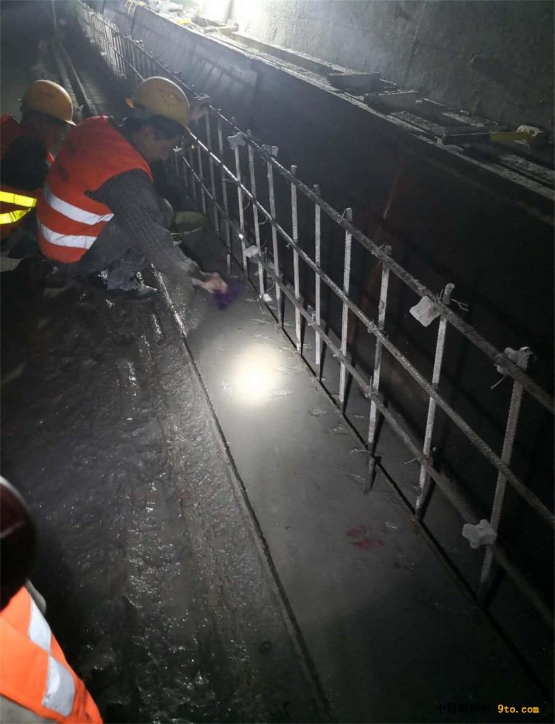 图1、深夜清理基底泥浆