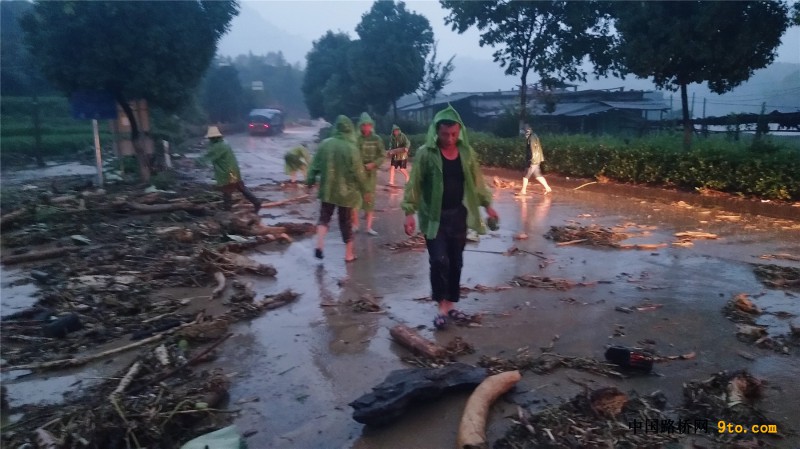 图1、机械到来之前，项目部职工冒雨清除道路上的漂浮物