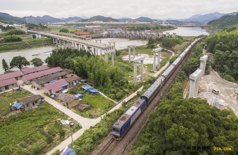 北新路桥福建顺邵高速项目铺前大桥架梁施工现场