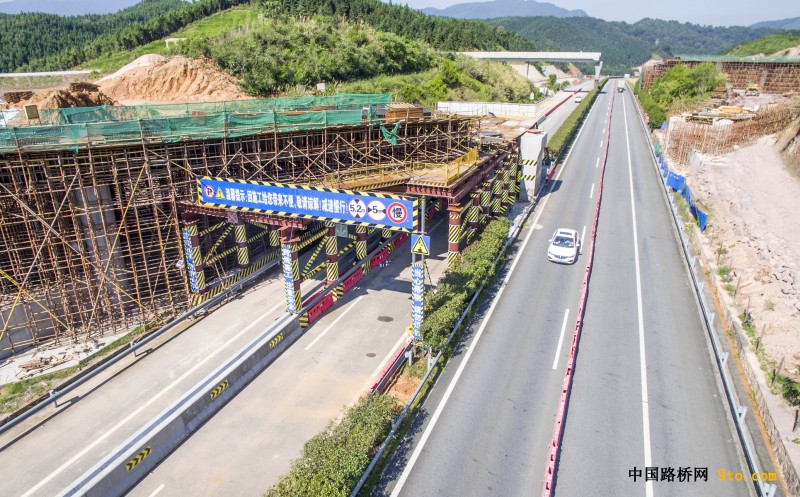 北新路桥福建顺邵高速项目张家际互通跨武邵高速施工