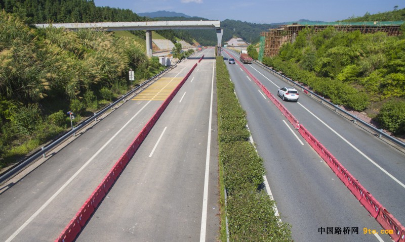 北新路桥福建顺邵高速项目张家际互通跨武邵高速施工现场