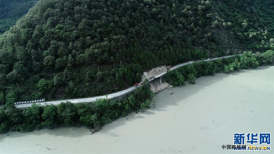 （社会）（3）川藏公路西藏波密段断通路段成功抢通并恢复通车