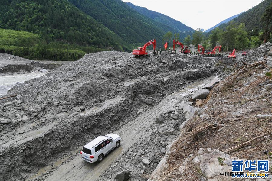 （社会）（2）川藏公路西藏波密段断通路段成功抢通并恢复通车