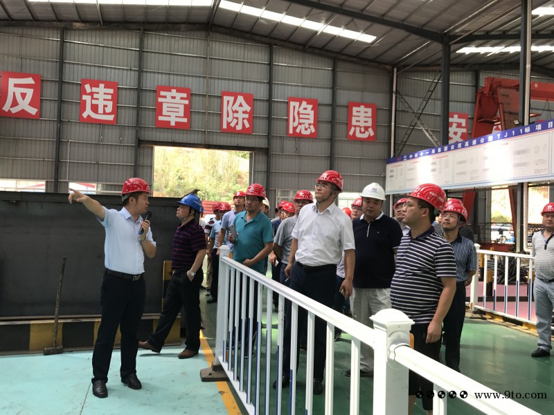 图1：项目经理冯波向观摩团介绍钢筋加工场建设及采用的新型设备