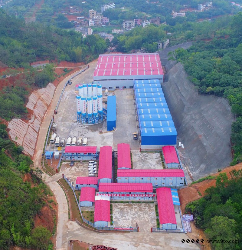 图2：拌合站、钢筋加工场、生活区驻地全貌
